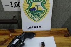 Revólver é aprendido com foragido da justiça na Lapa
