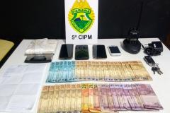 Em Cianorte (PR), quatro pessoas são presas pela PM em flagrante; cocaína e dinheiro são apreendidos