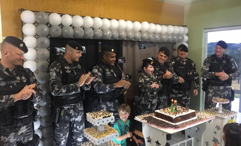 Choque faz surpresa em festa de aniversário de menina que sonha ser policial em Guarapuava (PR)