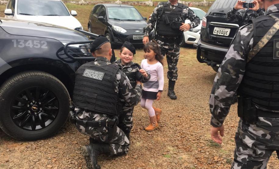 Choque faz surpresa em festa de aniversário de menina que sonha ser policial em Guarapuava (PR)