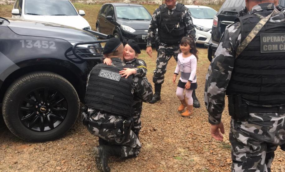 Choque faz surpresa em festa de aniversário de menina que sonha ser policial em Guarapuava (PR)