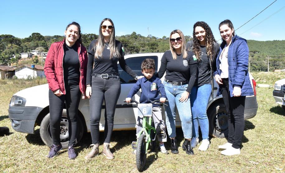 Batalhão da PM faz ação social e doa roupas e alimentos em Tunas do Paraná, na RMC