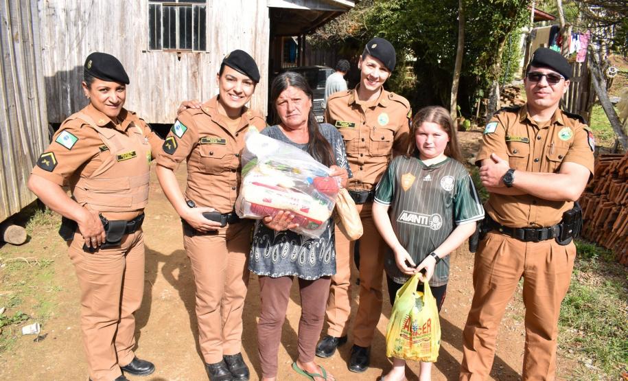 Batalhão da PM faz ação social e doa roupas e alimentos em Tunas do Paraná, na RMC