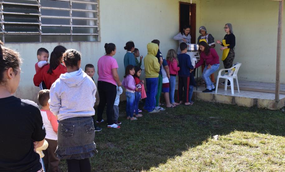 Batalhão da PM faz ação social e doa roupas e alimentos em Tunas do Paraná, na RMC