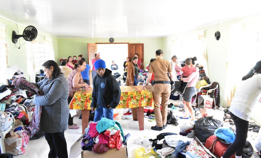 Batalhão da PM faz ação social e doa roupas e alimentos em Tunas do Paraná, na RMC