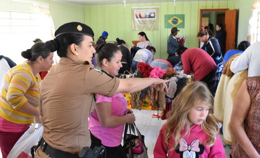 Batalhão da PM faz ação social e doa roupas e alimentos em Tunas do Paraná, na RMC