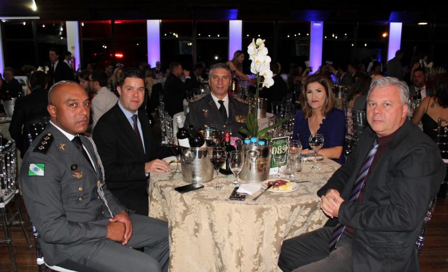 14ª edição do Baile de Gala de Pato Branco tem 700 convidados em comemoração aos 165 anos da Polícia Militar