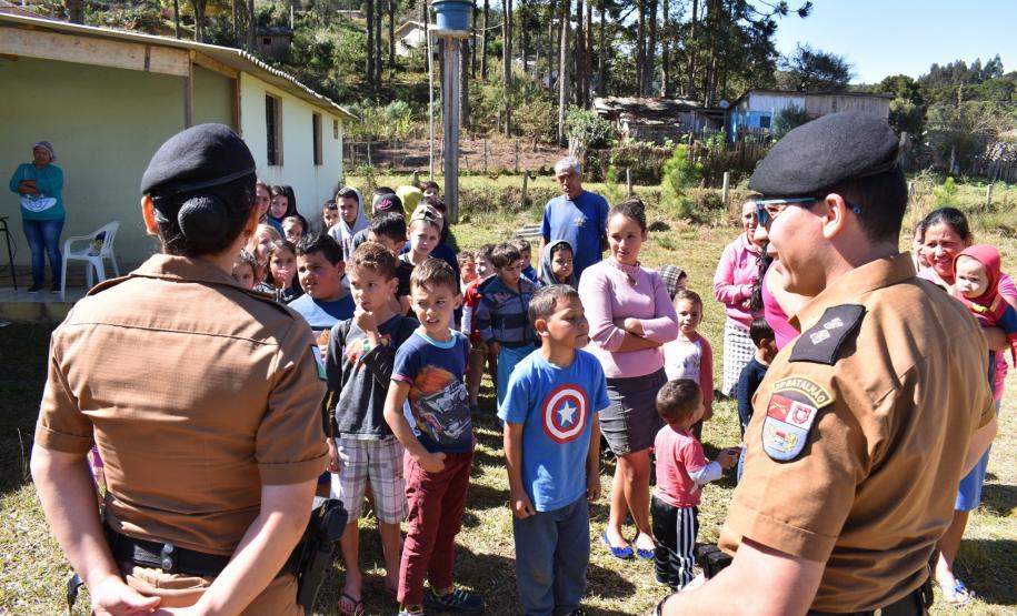 Batalhão da PM faz ação social e doa roupas e alimentos em Tunas do Paraná, na RMC