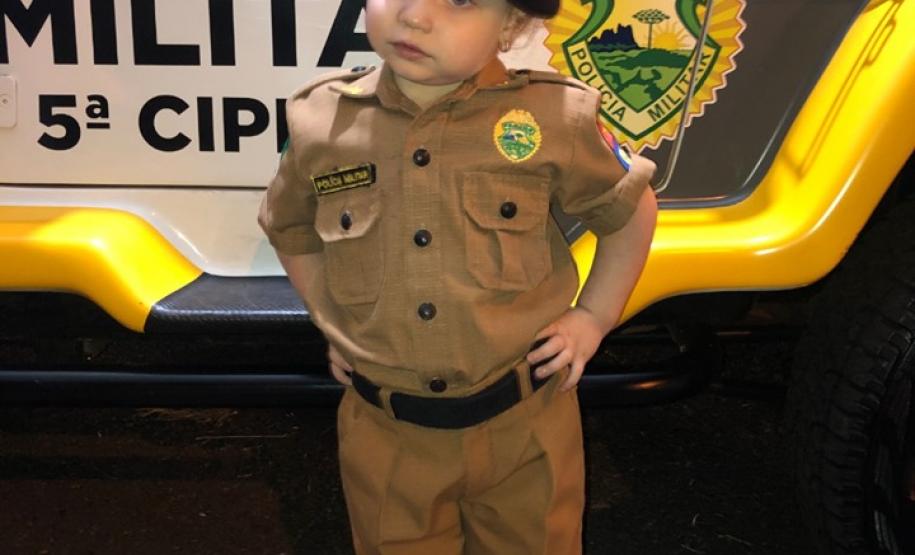 Batalhão da PM faz a alegria das crianças com fardas infantis durante a festa de aniversário da cidade de Cianorte (PR)