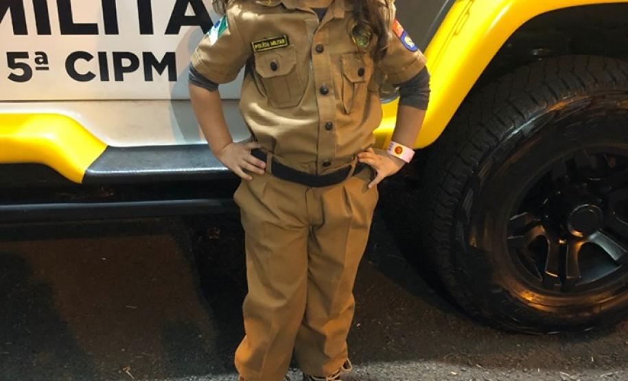 Batalhão da PM faz a alegria das crianças com fardas infantis durante a festa de aniversário da cidade de Cianorte (PR)