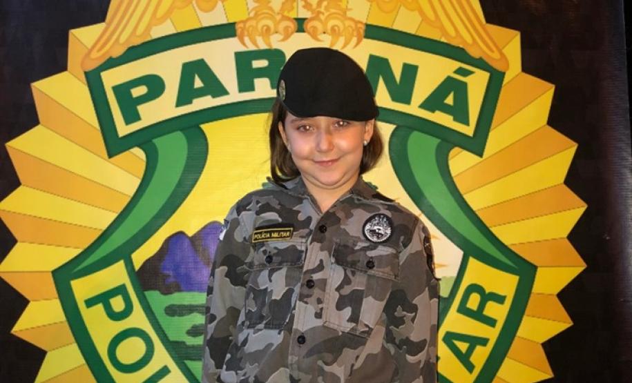 Batalhão da PM faz a alegria das crianças com fardas infantis durante a festa de aniversário da cidade de Cianorte (PR)