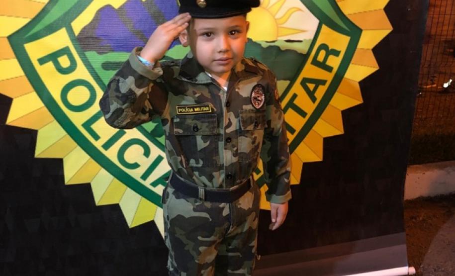 Batalhão da PM faz a alegria das crianças com fardas infantis durante a festa de aniversário da cidade de Cianorte (PR)
