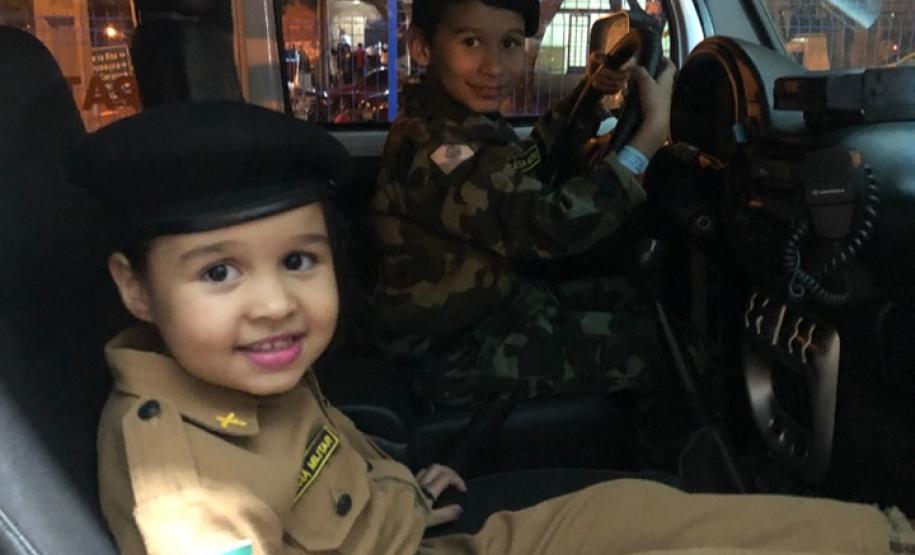 Batalhão da PM faz a alegria das crianças com fardas infantis durante a festa de aniversário da cidade de Cianorte (PR)