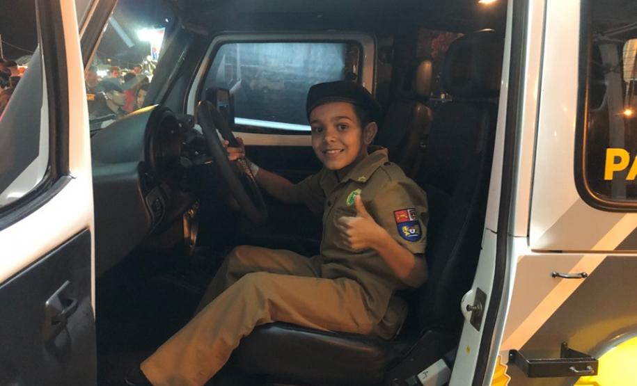 Batalhão da PM faz a alegria das crianças com fardas infantis durante a festa de aniversário da cidade de Cianorte (PR)