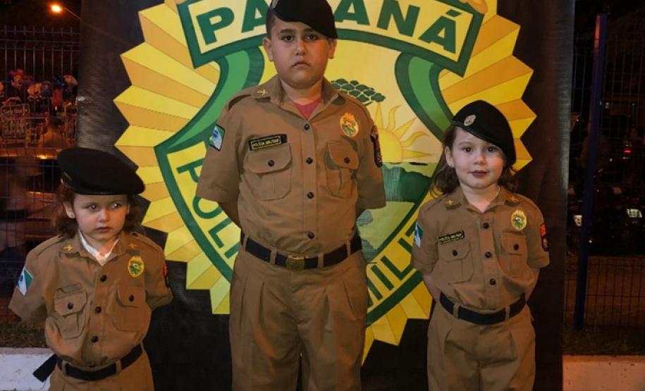 Batalhão da PM faz a alegria das crianças com fardas infantis durante a festa de aniversário da cidade de Cianorte (PR)
