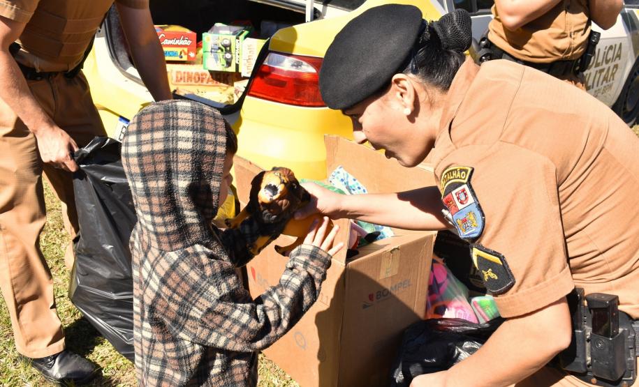 Batalhão da PM faz ação social e doa roupas e alimentos em Tunas do Paraná, na RMC