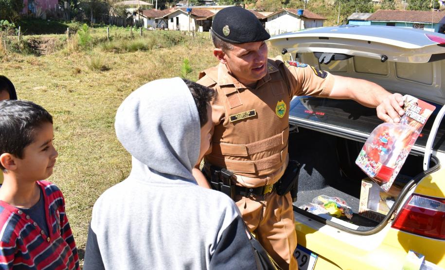 Batalhão da PM faz ação social e doa roupas e alimentos em Tunas do Paraná, na RMC