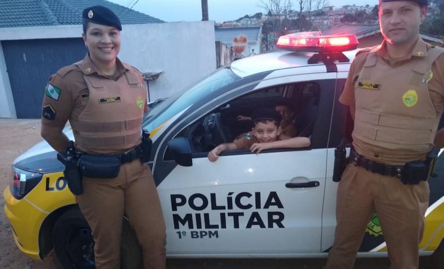 Admirador da Polícia Militar recebe policiais militares em sua festa de aniversário em Ponta Grossa (PR)