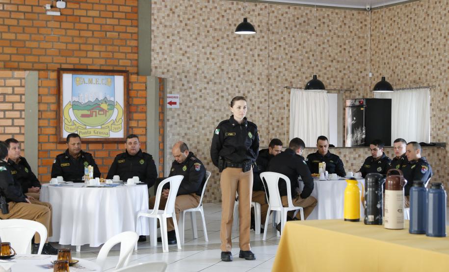 Batalhão da PM promove café da manhã e homenageia policiais militares em Ponta Grossa (PR)