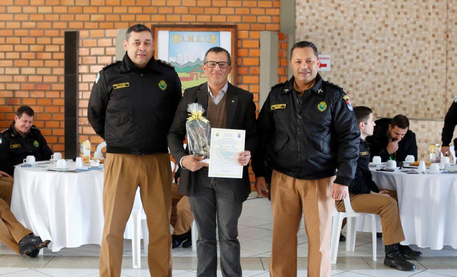 Batalhão da PM promove café da manhã e homenageia policiais militares em Ponta Grossa (PR)