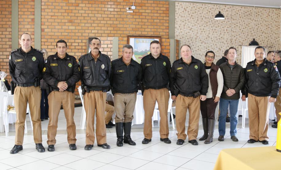 Batalhão da PM promove café da manhã e homenageia policiais militares em Ponta Grossa (PR)