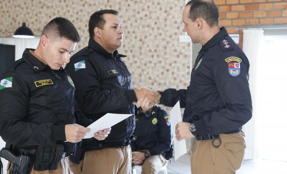 Batalhão da PM promove café da manhã e homenageia policiais militares em Ponta Grossa (PR)