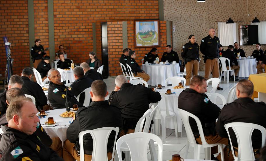 Batalhão da PM promove café da manhã e homenageia policiais militares em Ponta Grossa (PR)