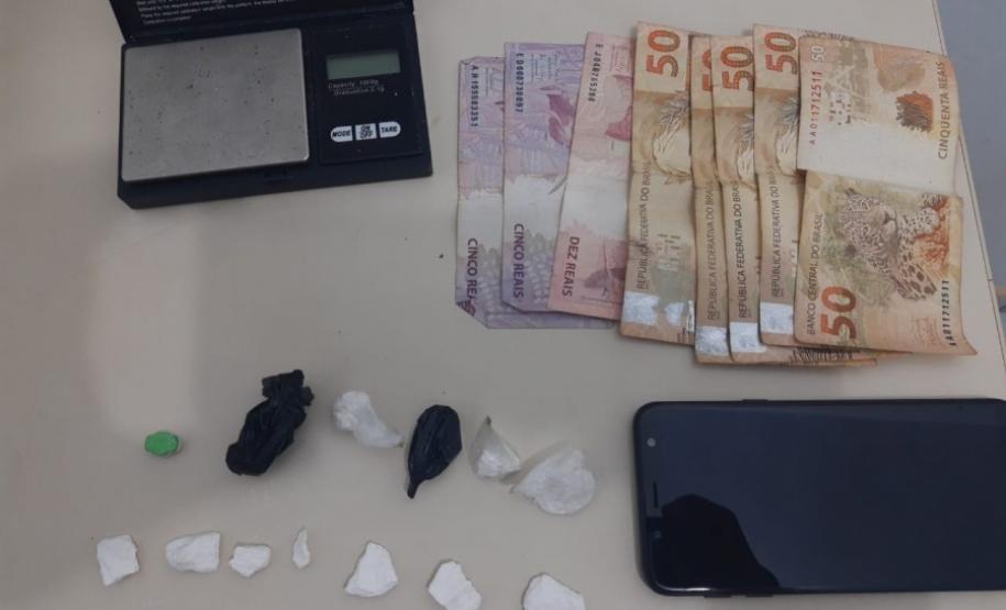 Em ações distintas, PM de Toledo (PR) prende dois homens e apreende caixas de cigarros e cocaína