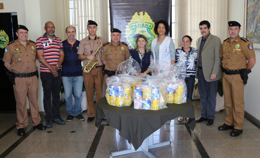 PM faz doação simbólica de cinco mil latas de leite em pó para instituição de caridade em Curitiba