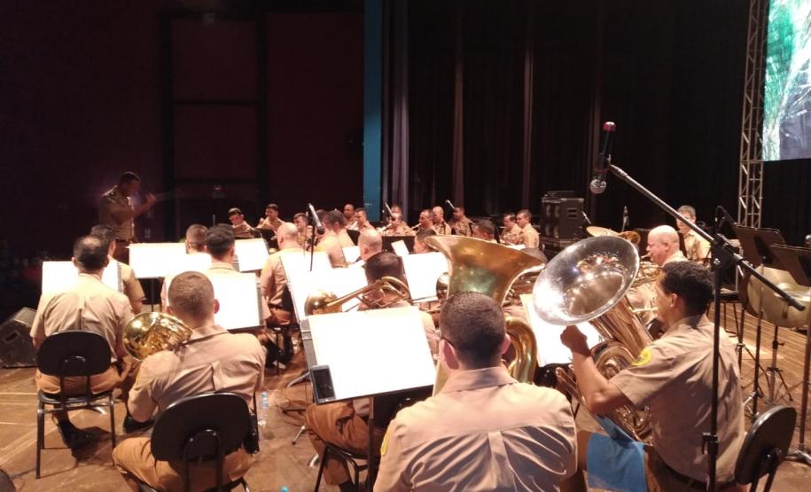 Banda de Música da PM encanta a população de Loanda (PR) com o espetáculo “Heróis do Paraná” em comemoração aos 165 anos da Corporação