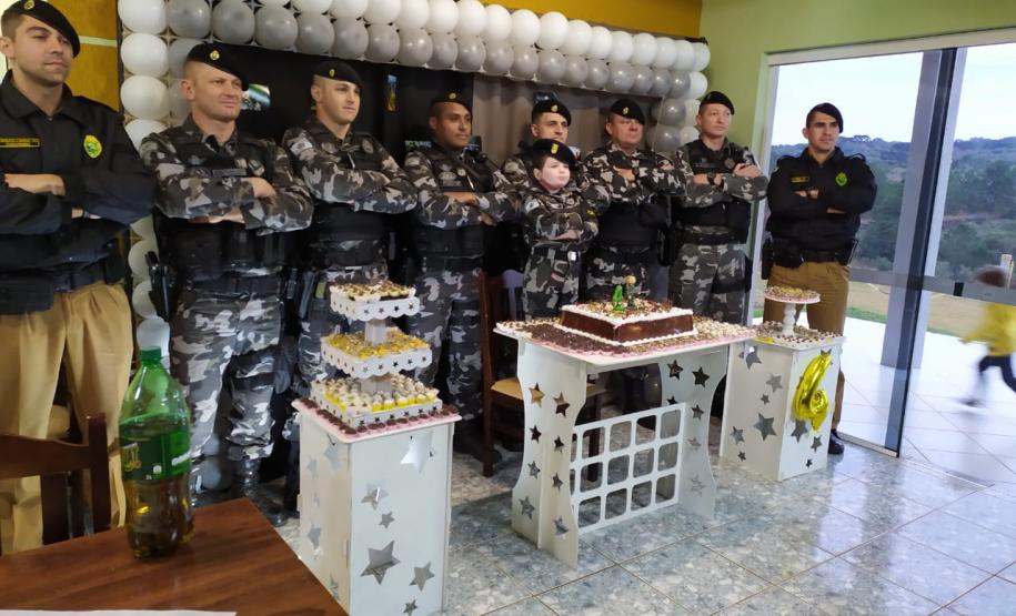 Choque faz surpresa em festa de aniversário de menina que sonha ser policial em Guarapuava (PR)