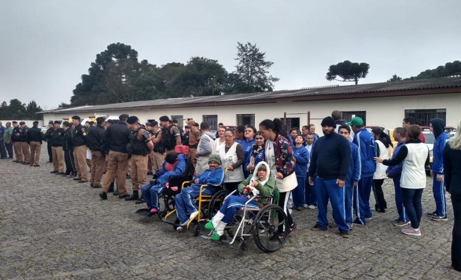 Alunos da APAE visitam o Batalhão de Polícia de Guarda (BPGd) em Piraquara, na RMC