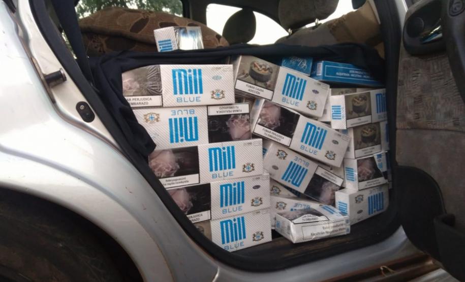 Em ações distintas, PM de Toledo (PR) prende dois homens e apreende caixas de cigarros e cocaína