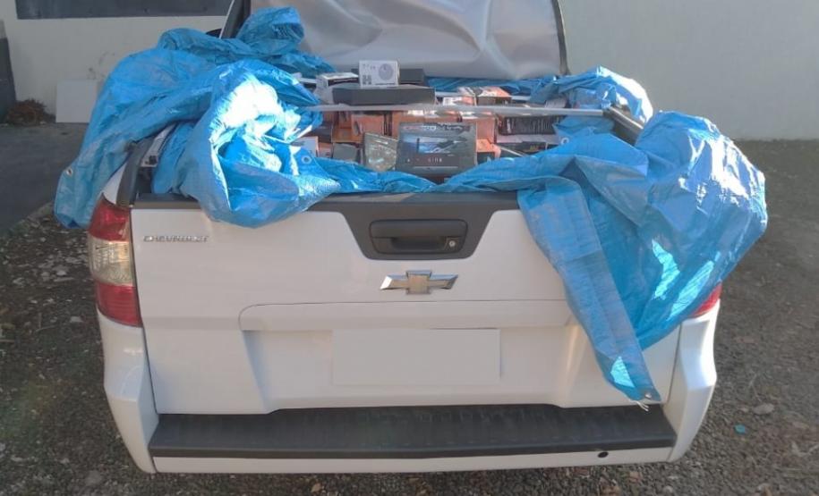 Em ações distintas, PM de Toledo (PR) prende dois homens e apreende caixas de cigarros e cocaína