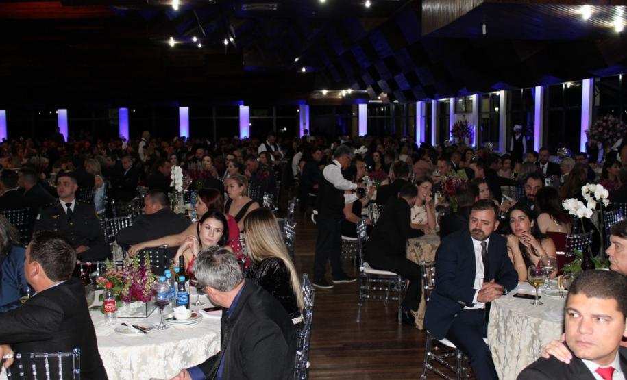 14ª edição do Baile de Gala de Pato Branco tem 700 convidados em comemoração aos 165 anos da Polícia Militar