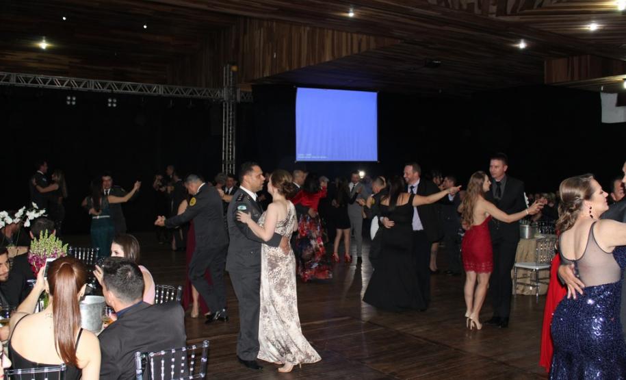 14ª edição do Baile de Gala de Pato Branco tem 700 convidados em comemoração aos 165 anos da Polícia Militar