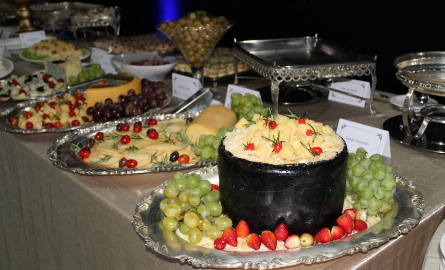 14ª edição do Baile de Gala de Pato Branco tem 700 convidados em comemoração aos 165 anos da Polícia Militar