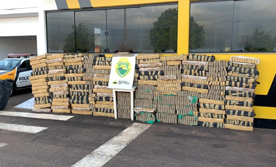 BPRv encontra 1,5 tonelada de maconha em fundo falso de caminhão