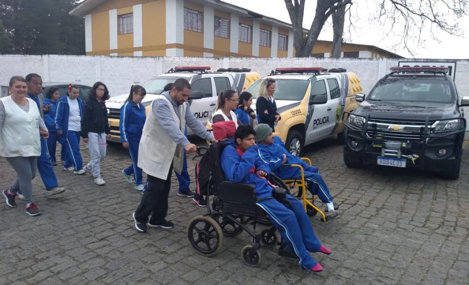 Alunos da APAE visitam o Batalhão de Polícia de Guarda (BPGd) em Piraquara, na RMC