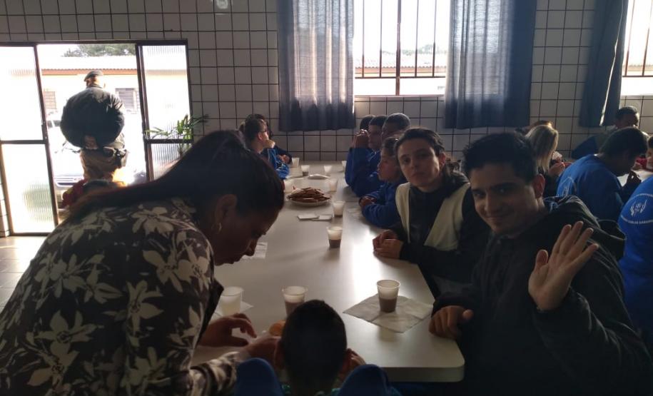 Alunos da APAE visitam o Batalhão de Polícia de Guarda (BPGd) em Piraquara, na RMC