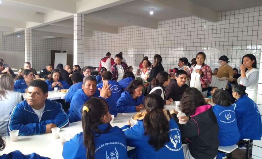 Alunos da APAE visitam o Batalhão de Polícia de Guarda (BPGd) em Piraquara, na RMC