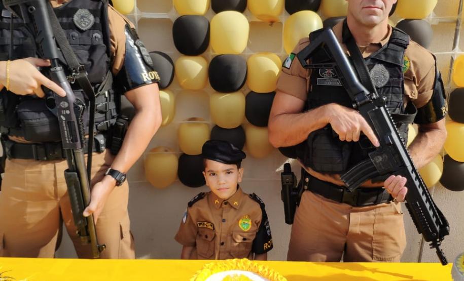 Menino faz aniversário na companhia de policiais militares em Sarandi (PR), no Noroeste do estado