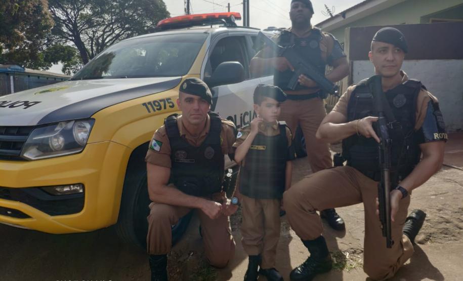 Menino faz aniversário na companhia de policiais militares em Sarandi (PR), no Noroeste do estado