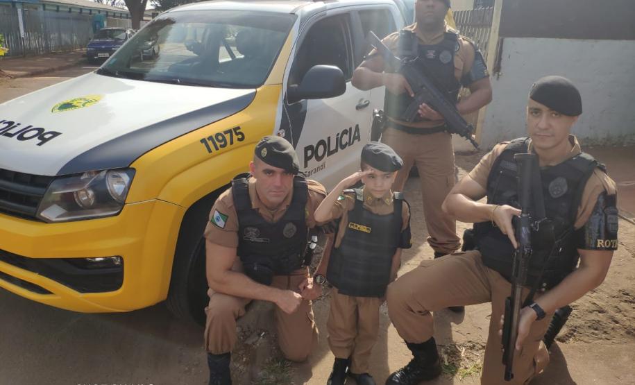 Menino faz aniversário na companhia de policiais militares em Sarandi (PR), no Noroeste do estado