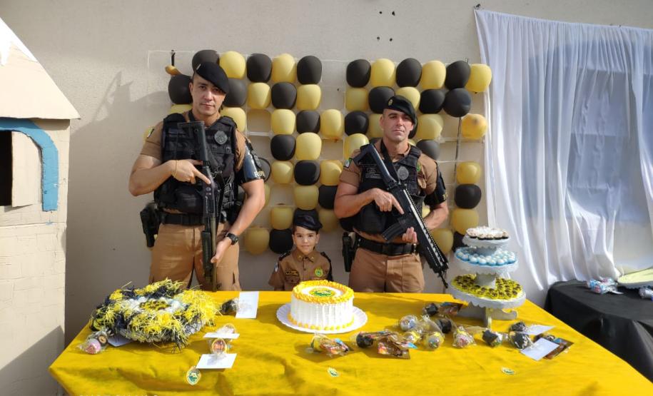 Menino faz aniversário na companhia de policiais militares em Sarandi (PR), no Noroeste do estado