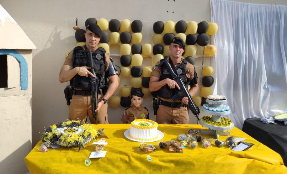 Menino faz aniversário na companhia de policiais militares em Sarandi (PR), no Noroeste do estado
