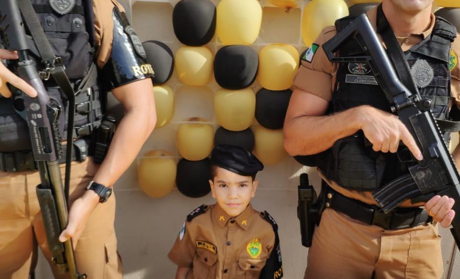 Menino faz aniversário na companhia de policiais militares em Sarandi (PR), no Noroeste do estado