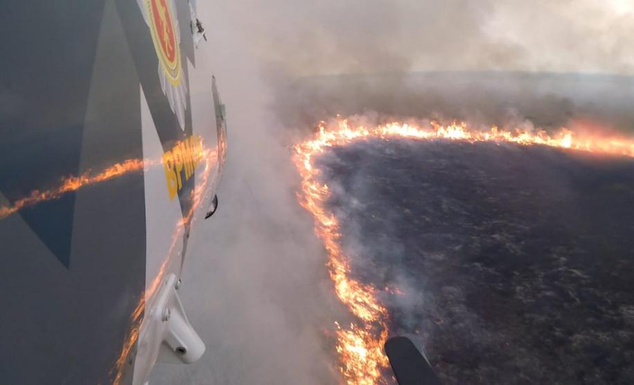 Helicópteros do BPMOA prestam apoio no combate ao incêndio do Parque Nacional de Ilha Grande, no Oeste do Paraná