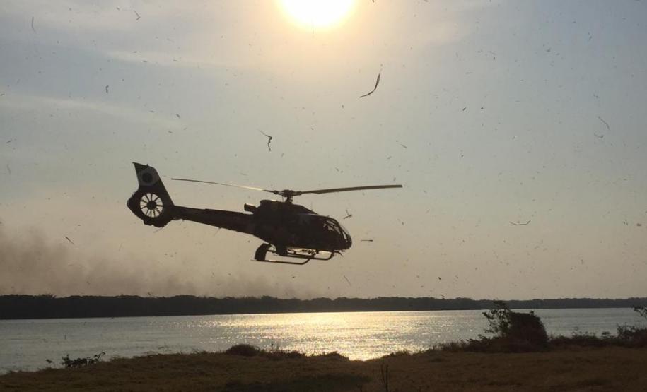 Helicópteros do BPMOA prestam apoio no combate ao incêndio do Parque Nacional de Ilha Grande, no Oeste do Paraná