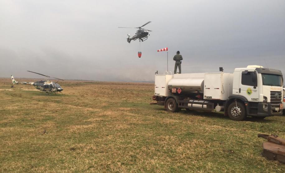 Helicópteros do BPMOA prestam apoio no combate ao incêndio do Parque Nacional de Ilha Grande, no Oeste do Paraná